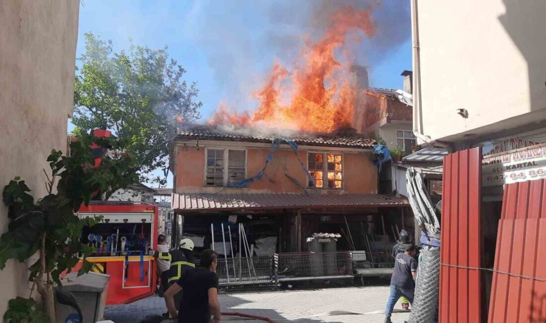 Samsun'un Vezirköprü ilçesinde ahşap bir iş yerinde çıkan yangın kısa